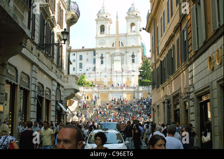 Via Condotti Trinita dei Monti Chiesa scalinata di Piazza di Spagna Roma Foto Stock