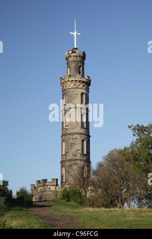 Monumento Nelson su Calton Hill per commemorare Horatio Nelson Edinburgh Scotland Regno Unito Foto Stock