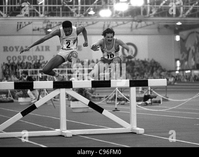 Indoor Athletics mens siepi a RAF Cosford atletica 26/1/1985 Foto Stock