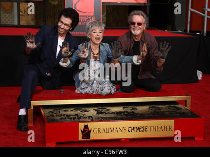 GEORGE CHAKIRIS E RITA MORENO & RUSS TAMBLYN West Side Story mano e cerimonia di impronta HOLLYWOOD Los Angeles California USA Foto Stock