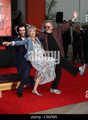 GEORGE CHAKIRIS E RITA MORENO & RUSS TAMBLYN ATTORI West Side Story mano e cerimonia di impronta HOLLYWOOD LOS ANGELES, CALIFORNIA, STATI UNITI D'AMERICA 15 novembre 2011 LB74279 Foto Stock