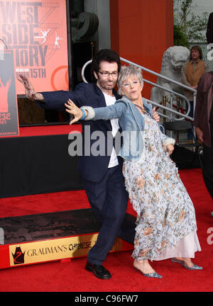 GEORGE CHAKIRIS E RITA MORENO West Side Story mano e cerimonia di impronta HOLLYWOOD Los Angeles California USA 15 Novembre 20 Foto Stock