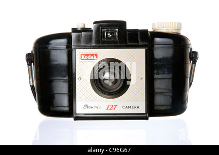 Un 1960 kodak 127 brownie fotocamera fotografati contro uno sfondo bianco Foto Stock