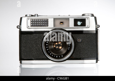 Una vecchia mamiya 35mm Istantanea telecamera fotografati contro uno sfondo bianco Foto Stock