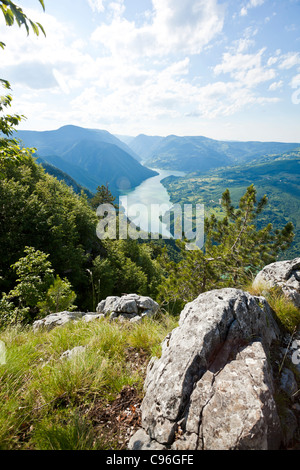 Meraviglioso panorama di montagna di tara e il fiume Drina Foto Stock