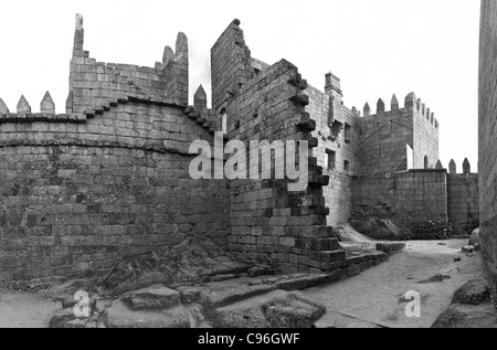 Guimaraes Castello interiore. Questo è il più noto castello in Portogallo come fu il luogo di nascita del primo re portoghese. Foto Stock