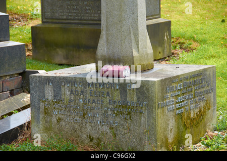 Lapidi in un cimitero. Foto Stock