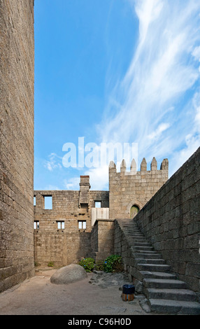 Guimaraes Castello interiore. Questo è il più noto castello in Portogallo come fu il luogo di nascita del primo re portoghese. Foto Stock