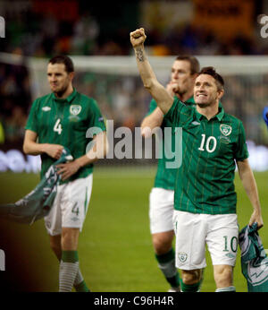 Dublino, Irlanda - 15 Nov 2011:Giovanni O'Shea di Rep di Irlanda e Robbie Keane di Rep di Irlanda celebra la qualificazione alla UEFA EURO 2012 qualifica di play-off, 2st gamba, Rep di Irlanda vs Estonia, Aviva Stadium, Dublino, Irlanda (foto Michael Cullen) Foto Stock