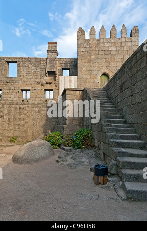 Guimaraes Castello interiore. Questo è il più noto castello in Portogallo come fu il luogo di nascita del primo re portoghese. Foto Stock