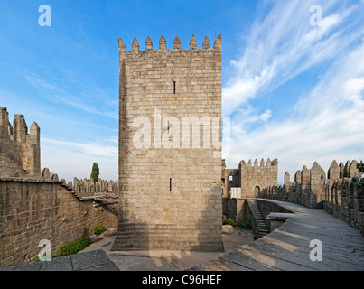 Guimaraes Castello interiore. Questo è il più noto castello in Portogallo come fu il luogo di nascita del primo re portoghese. Foto Stock