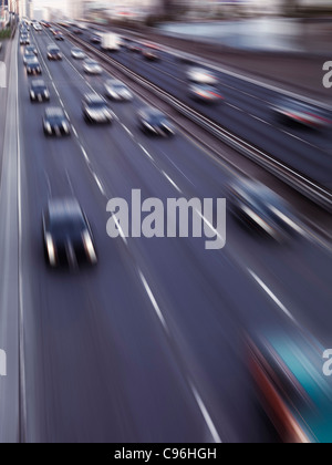 Foto dinamica del traffico autostradale in movimento. Toronto Gardiner Expressway. In Ontario, Canada. Foto Stock