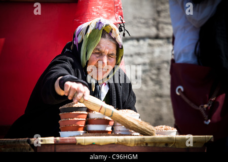 Vecchia donna vendita di cibo di piccione alla nuova moschea - Istanbul Foto Stock