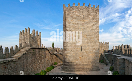 Guimaraes Castello interiore. Questo è il più noto castello in Portogallo come fu il luogo di nascita del primo re portoghese. Foto Stock