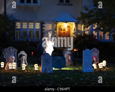 Spooky Decorazione Halloween. Cimitero nel cortile anteriore di una casa a Toronto in Canada. Foto Stock