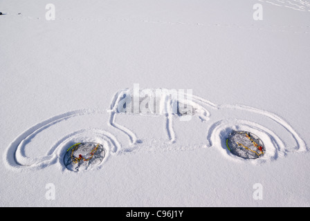 Disegno della vettura sulla neve con le catene sulle ruote Foto Stock