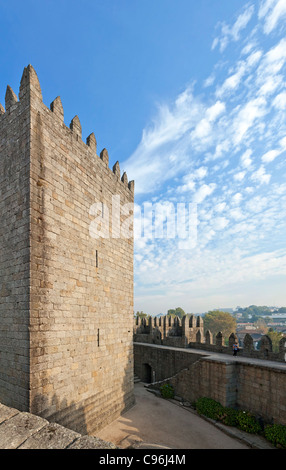 Guimaraes Castello interiore. Questo è il più noto castello in Portogallo come fu il luogo di nascita del primo re portoghese. Foto Stock