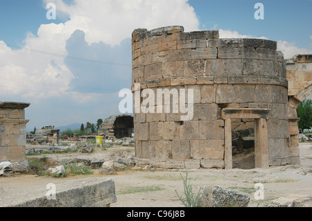 Le rovine della città antica di Hierapolis sulla collina Pamukkale Foto Stock