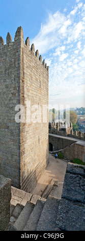 Guimaraes Castello interiore. Questo è il più noto castello in Portogallo come fu il luogo di nascita del primo re portoghese. Foto Stock