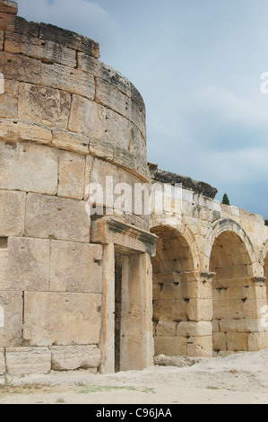 Le rovine della città antica di Hierapolis sulla collina Pamukkale Foto Stock