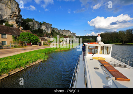 Passando il Rochers du Saussois sul canale Nivernais / fiume Yonne, vicino a Merry sur Yonne, Borgogna, Francia Foto Stock