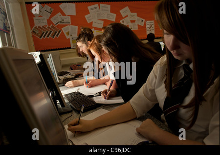 I bambini della scuola secondaria in un computer science information technology classe, Wales UK Foto Stock