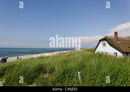 Con tetto di paglia di casa sulla spiaggia di Ahrenshoop, Fischland-Darss-Zingst peninsula, Mar Baltico, Germania Foto Stock