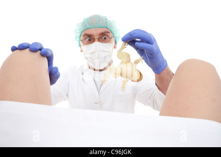 Medico ostetrico riceve il parto su sfondo bianco Foto Stock