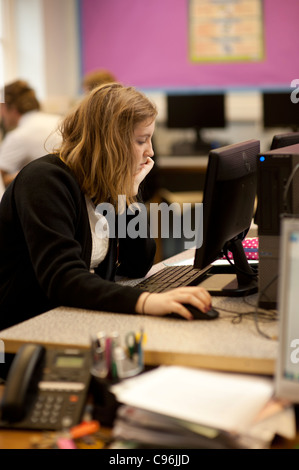 Una i bambini della scuola secondaria, ragazza adolescente in un computer di classe di scienze, Wales UK Foto Stock