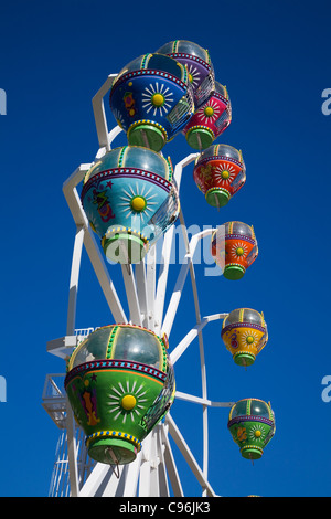 Colorful ride di divertimento alla spiaggia di Glenelg. Adelaide, South Australia, Australia Foto Stock