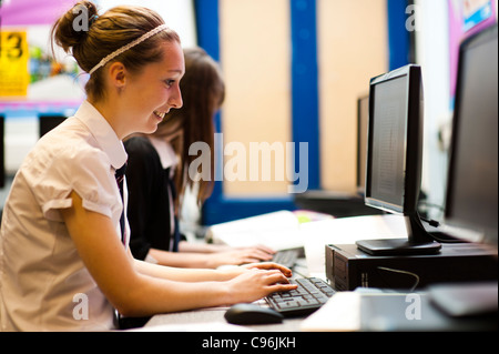 I bambini della scuola secondaria in un computer di classe di scienze, Wales UK Foto Stock