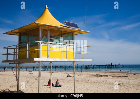 Torre bagnino alla spiaggia di Glenelg. Adelaide, South Australia, Australia Foto Stock