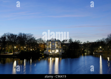 Villa al Krugkoppel al crepuscolo, Ponte Krugkoppelbruecke, Esterno lago Alster, Alster Amburgo, Germania, Europa Foto Stock