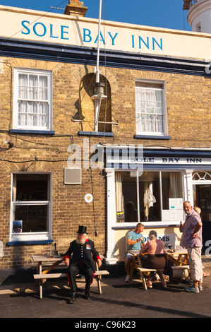 La suola Bay Inn ( Adnams pub ) con le persone al di fuori seduta in Southwold , Suffolk , Inghilterra , Inghilterra , Regno Unito Foto Stock