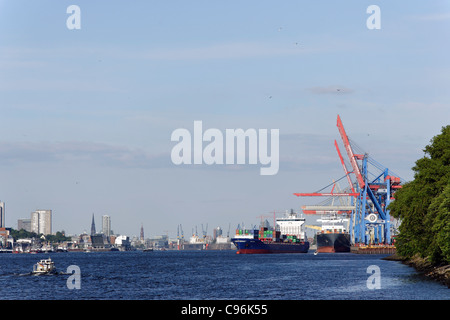 Grandi navi container al terminale Burchardkai, porto di Amburgo, HHLA, Amburgo, Germania, Europa Foto Stock