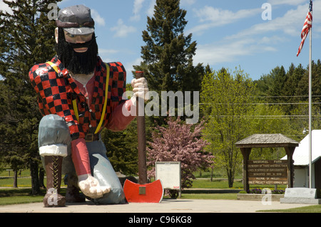 Statua di Paul Bunyan il gigante lumberjack Foto Stock