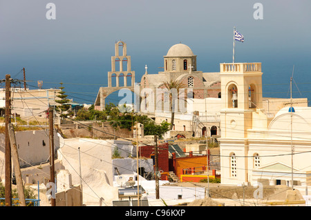 Vista del cortile della chiesa greco-ortodossa e il villaggio di Karterodos, Fira, affacciato sul Mar Egeo Grecia Foto Stock