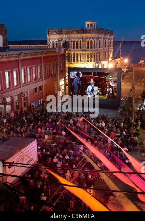 Come parte del Port Townsend film festival Un film all'aperto è stato mostrato nel centro di questa storica città in stile vittoriano di Washington St. Foto Stock