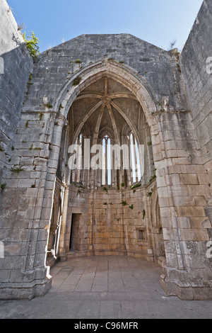Abside e navata di Nossa Senhora da Pena chiesa (aka Santa Maria da Pena) ruderi, all'interno del castello di Leiria. Leiria, Portogallo. Foto Stock