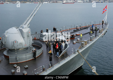 Archetto di russo missile cruiser Varyag, ormeggiato al Canada Place. 35 anni poiché un russo Nave da Guerra ha visitato Vancouver. Foto Stock