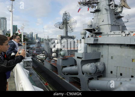 Missile russo Varyag cruiser, ormeggiato al Canada Place. 35 anni poiché un russo Nave da Guerra ha visitato Vancouver. Foto Stock