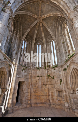 Abside della Nossa Senhora da Pena chiesa (aka Santa Maria da Pena) ruderi, all'interno del castello di Leiria. Leiria, Portogallo. Foto Stock