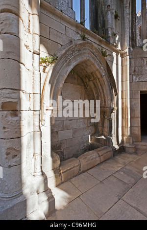 Tomba sul lato dell'abside della Nossa Senhora da Pena la Chiesa (o Santa Maria da Pena) rovine, nel castello di Leiria. Il Portogallo. Foto Stock