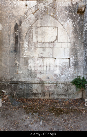 Murato la porta gotica in Nossa Senhora da Pena rovine della chiesa, all'interno del castello di Leiria. Leiria, Portogallo. Foto Stock