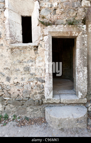 La porta di Nossa Senhora da Pena rovine della chiesa, all'interno del castello di Leiria. Leiria, Portogallo. Foto Stock