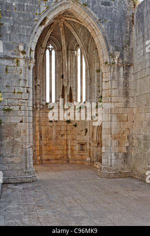 Abside della Nossa Senhora da Pena (aka Santa Maria da Pena), rovine della chiesa all'interno del castello di Leiria. Leiria, Portogallo. Foto Stock