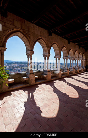 Loggia del gotico sontuosa residenza (Paços Novos) di Leiria casta. Leiria, Portogallo. Foto Stock