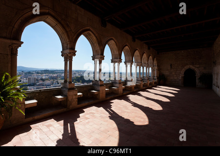 Loggia del gotico sontuosa residenza (Paços Novos) di Leiria casta. Leiria, Portogallo. Foto Stock