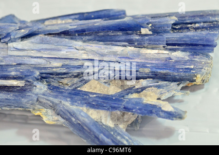 Cianite cristalli, silicato di alluminio Al2SiO5. Foto Stock