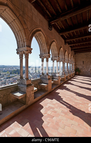 Loggia del gotico sontuosa residenza (Paços Novos) di Leiria casta. Leiria, Portogallo. Foto Stock